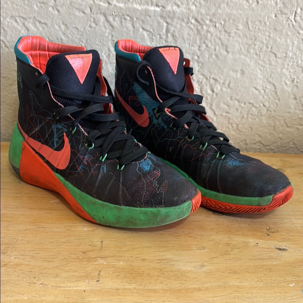 Hyperdunk 2015 GS
Nike Black and Red High-Top Sneakers with Green Accents
